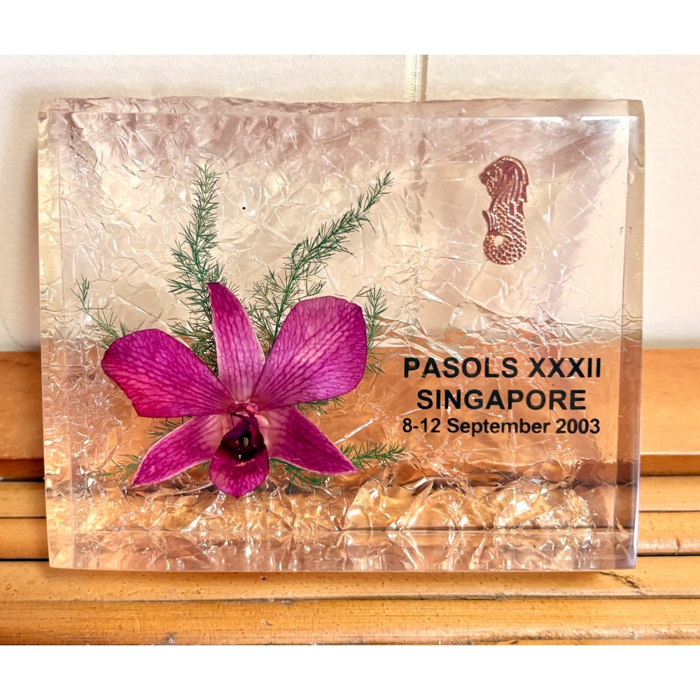 Vintage PASOLS XXXII Singapore 2003 Orchid Merlion Acrylic Paperweight Souvenir